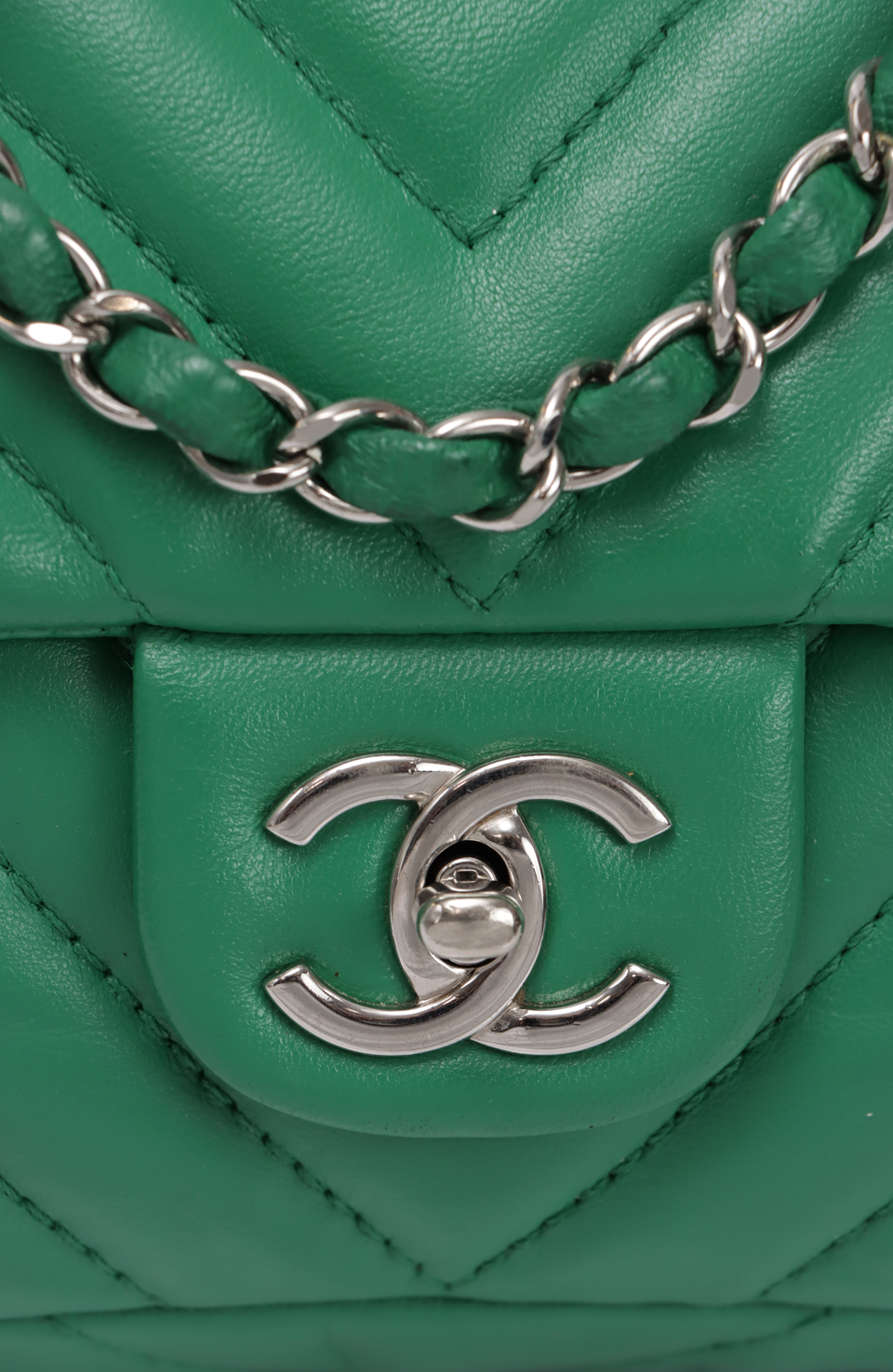 MEDIUM CLASSIC SINGLE FLAP CHEVRON