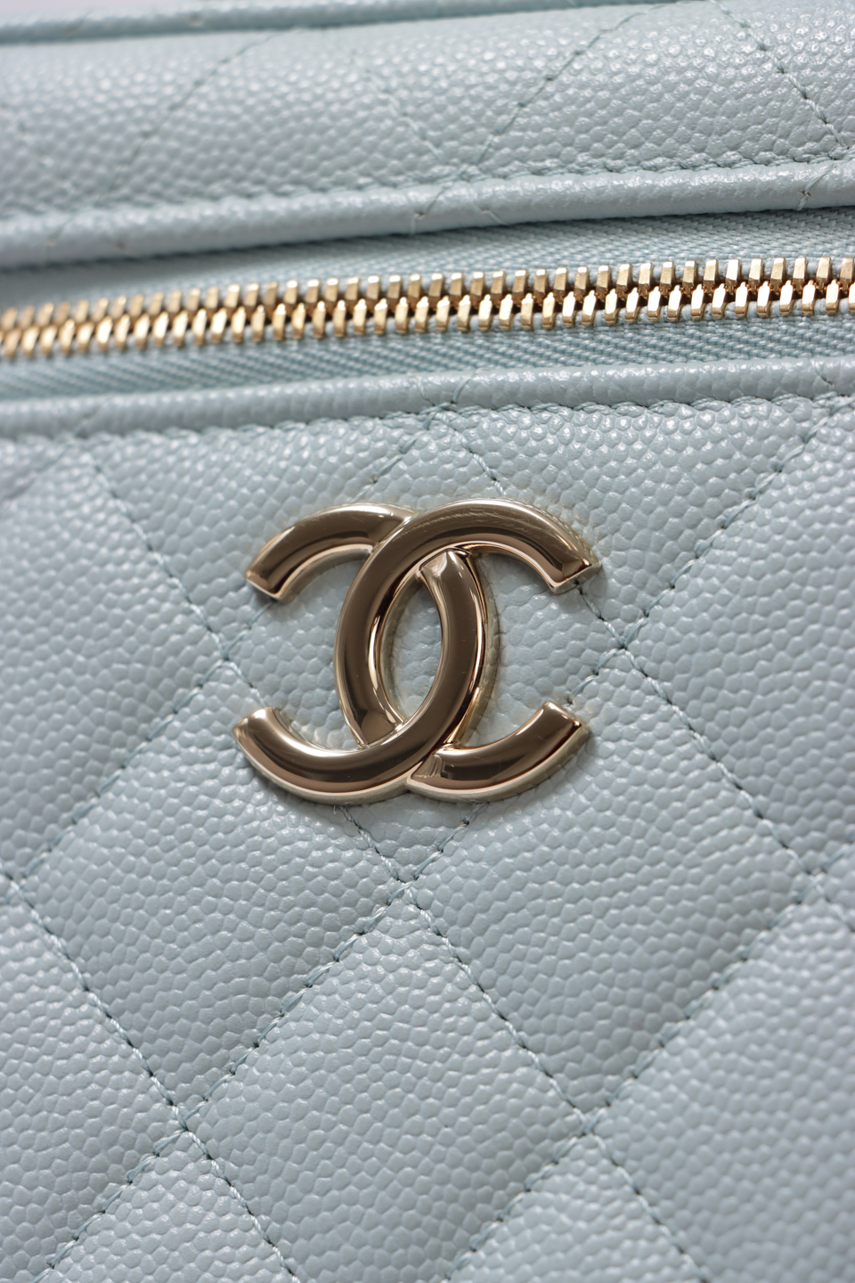 IRIDESCENT SMALL TOP HANDLE VANITY CASE