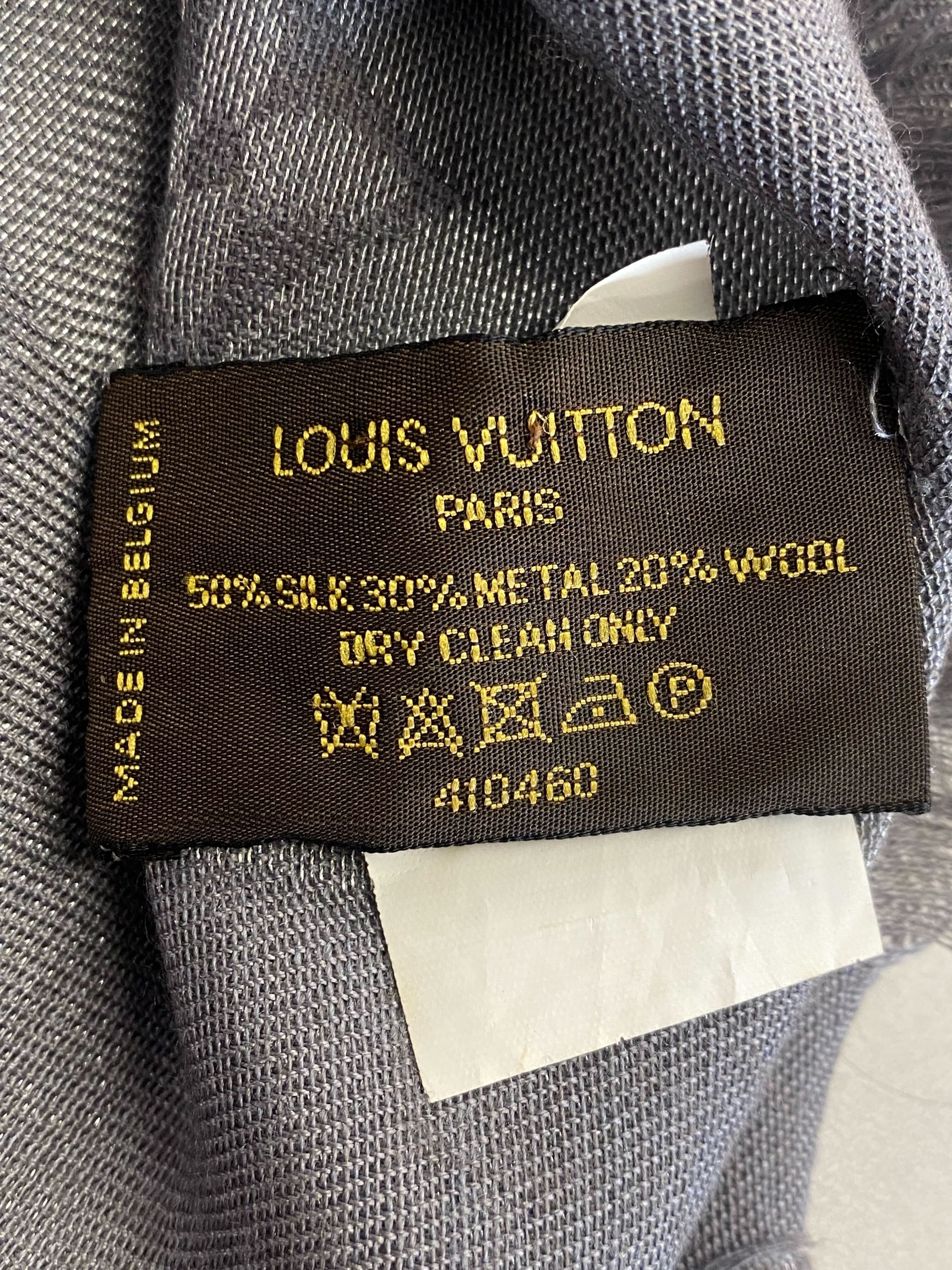 LENÇO LOUIS VUITTON MONOGRAM SILK SCARF CINZA ORIGINAL – Gringa
