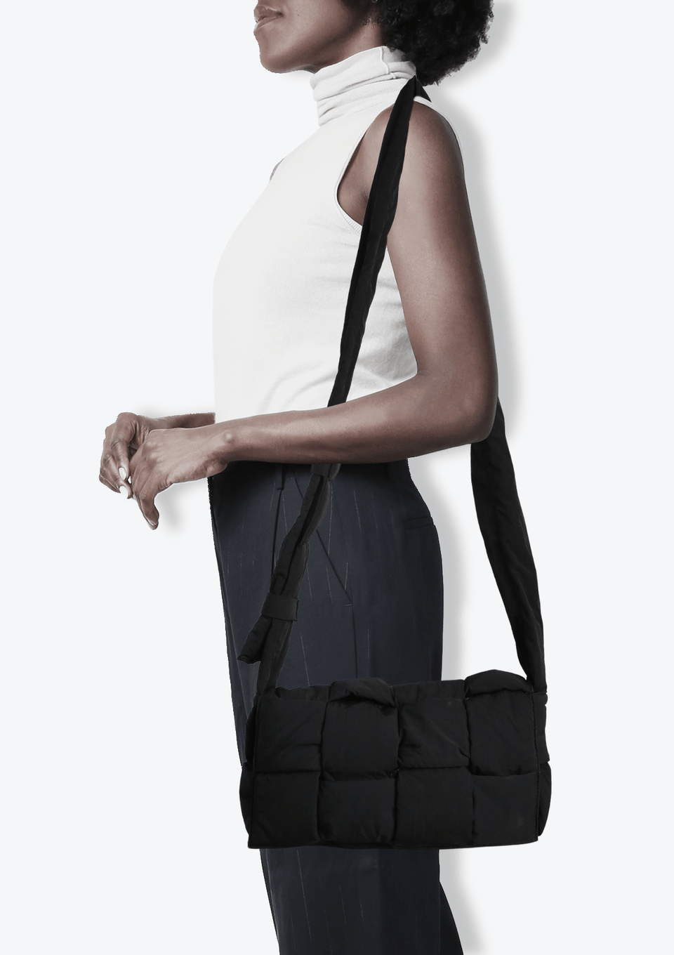 BOLSA BOTTEGA VENETA MEDIUM PADDED TECH CASSETTE BAG PRETO
