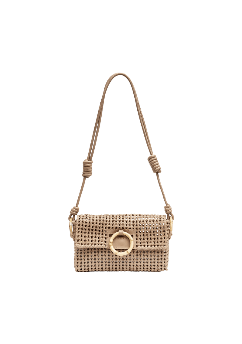 BOLSA BAGUETTE EM TRESSE DE COURO NATURAL COM ALÇA REGULAVÉL