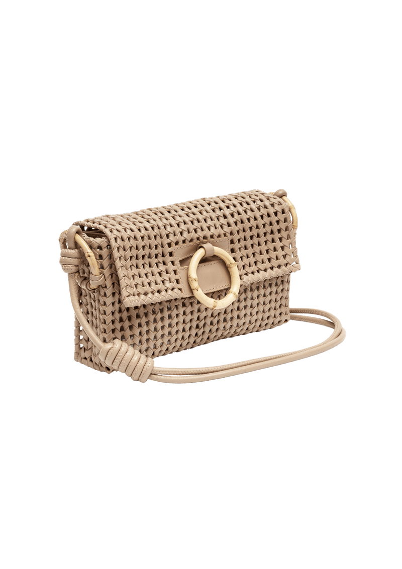 BOLSA BAGUETTE EM TRESSE DE COURO NATURAL COM ALÇA REGULAVÉL