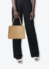 MEDALLION QUILTED TOTE CAVIAR