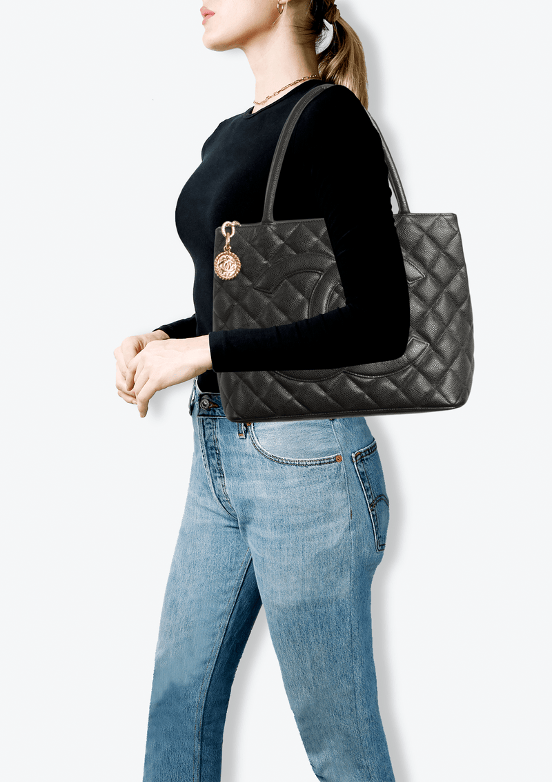 MEDALLION QUILTED TOTE CAVIAR