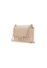 MEDIUM CHIC PEARLS FLAP BAG