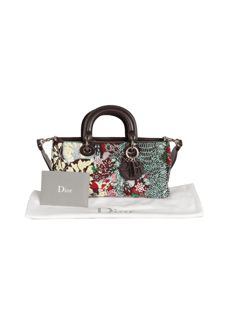 EMBROIDERED LADY D-JOY TOTE