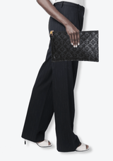 MONOGRAM LUREX NOIR POCHETTE FLAT