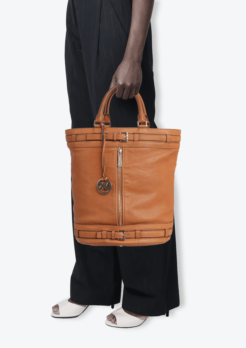 Michael kors kingsbury bucket bag best sale