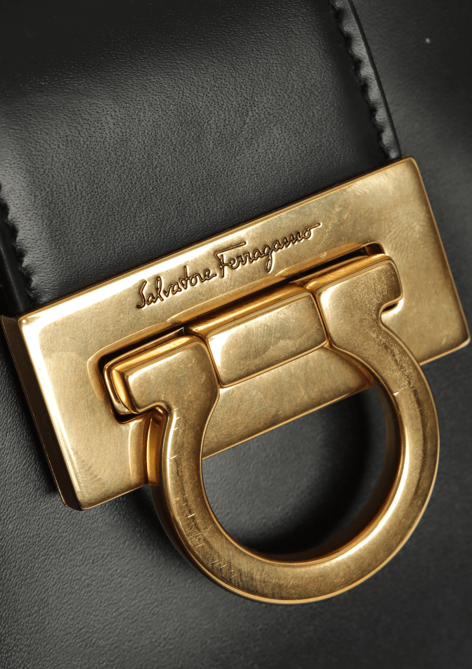 BOLSA SALVATORE FERRAGAMO TRIFOLIO SHOULDER BAG PRETO ORIGINAL