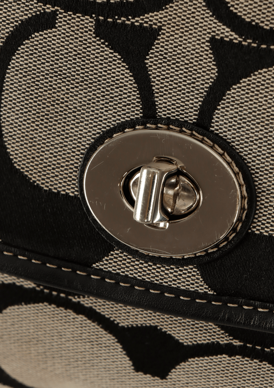 SIGNATURE SHOULDER BAG