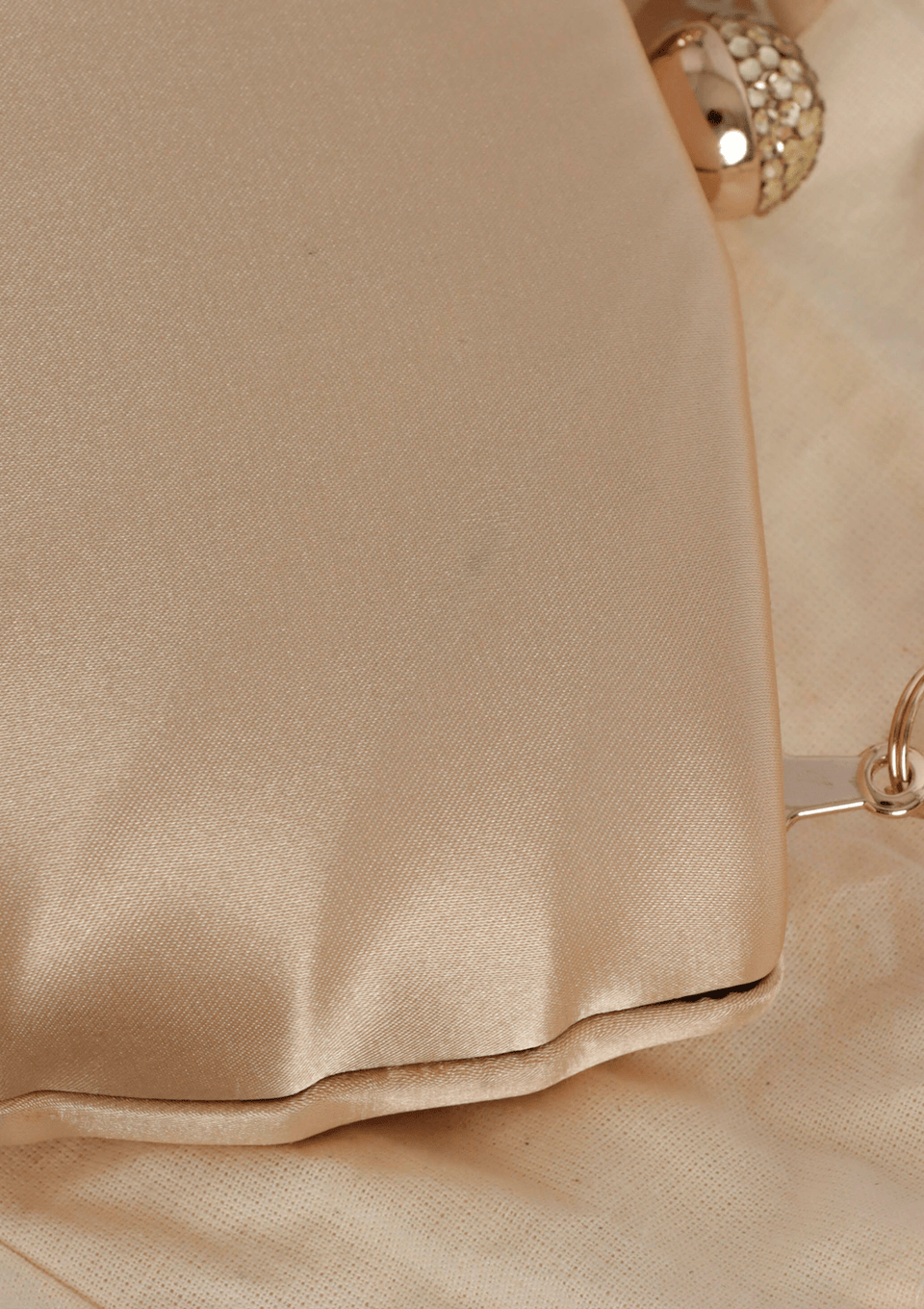 BOLSA CLUTCH EM CETIM CONCHA