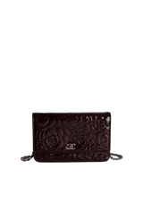 CAMELLIA WALLET ON CHAIN PATENT LEATHER