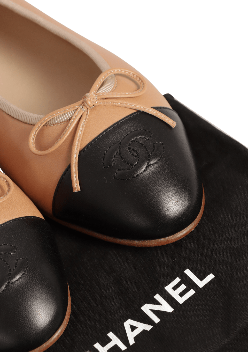SAPATILHA CHANEL CC CAP-TOE LEATHER BALLET FLATS CARAMELO 38