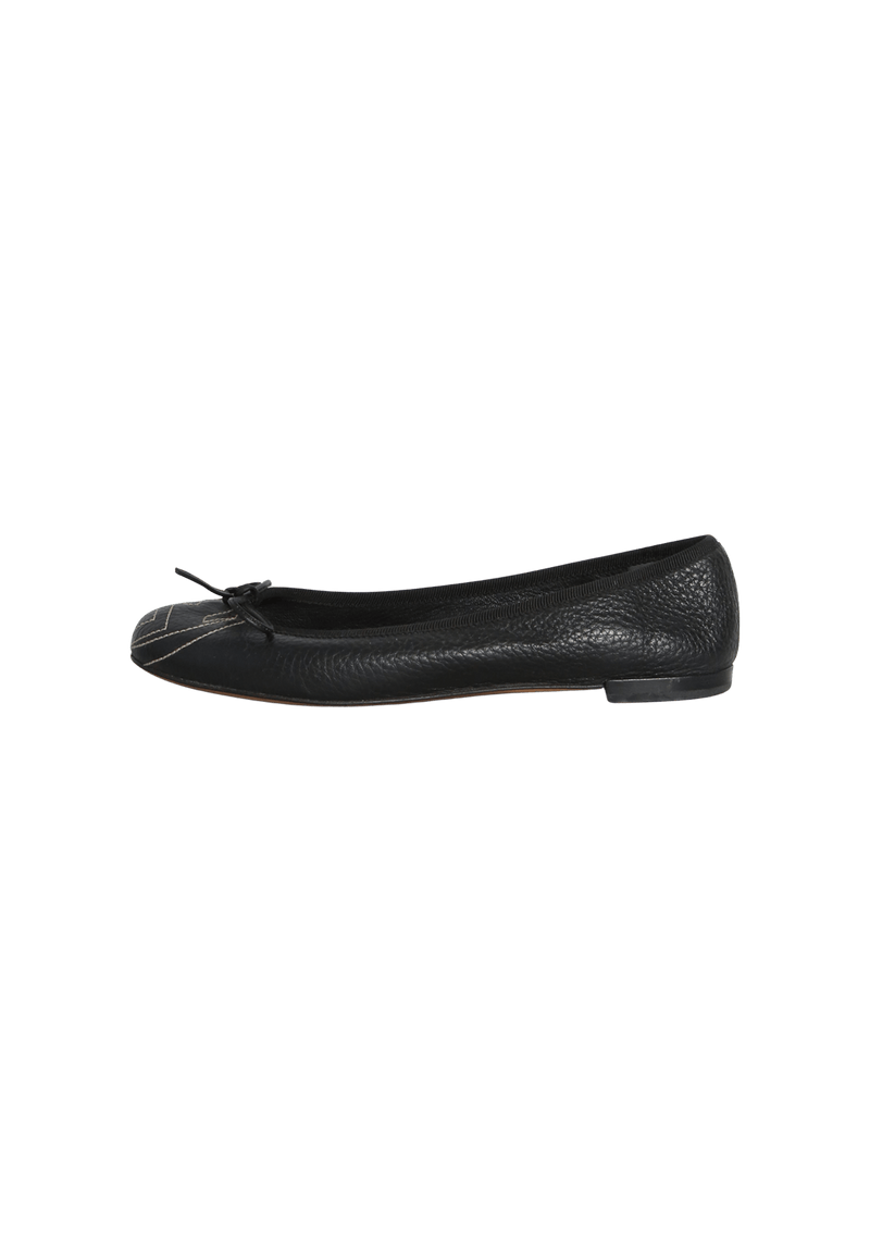 INTERLOCKING LEATHER BALLET FLATS 36