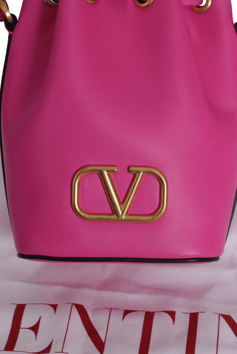 VLOGO BUCKET BAG