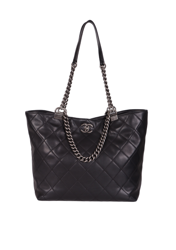 SHOPPING IN CHAINS TOTE BAG