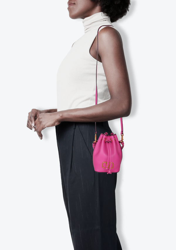 VLOGO BUCKET BAG