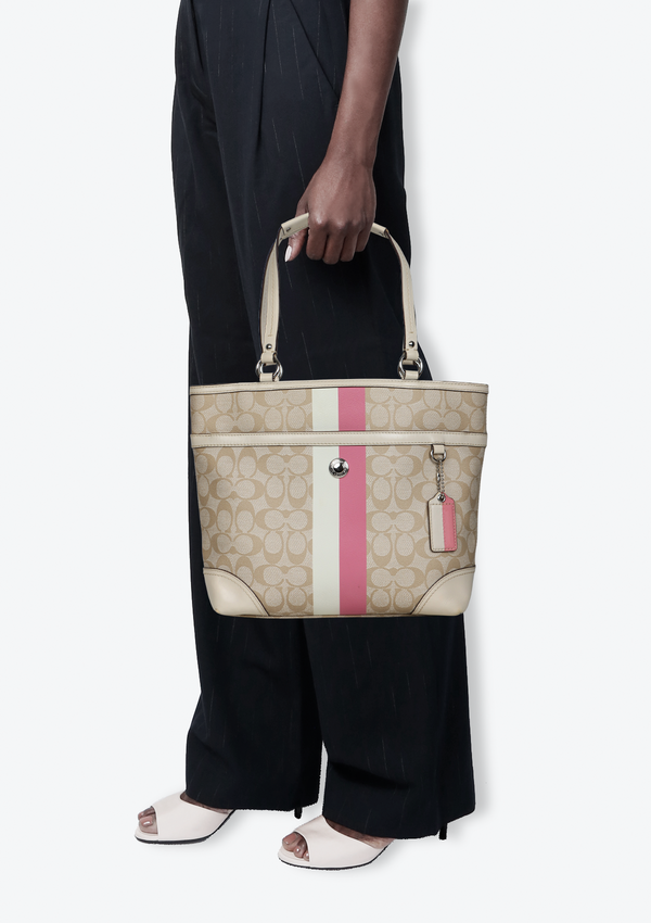SIGNATURE SHOULDER BAG