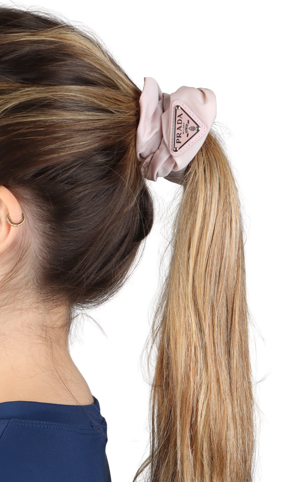 LOGO SCRUNCHIE