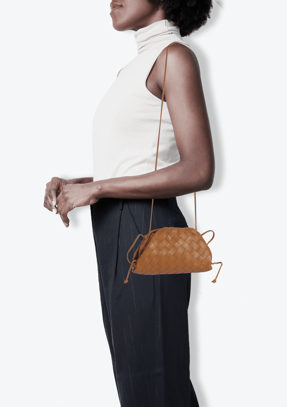 BOLSA BOTTEGA VENETA INTRECCIATO THE MINI POUCH MARROM ORIGINAL