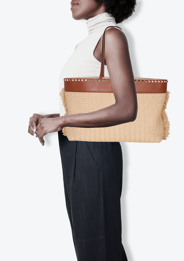 ROCKSTUD RAFFIA TOTE