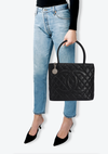 MEDALLION QUILTED TOTE CAVIAR