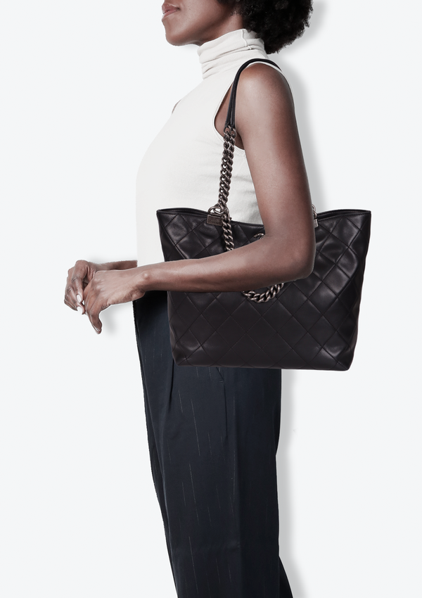SHOPPING IN CHAINS TOTE BAG