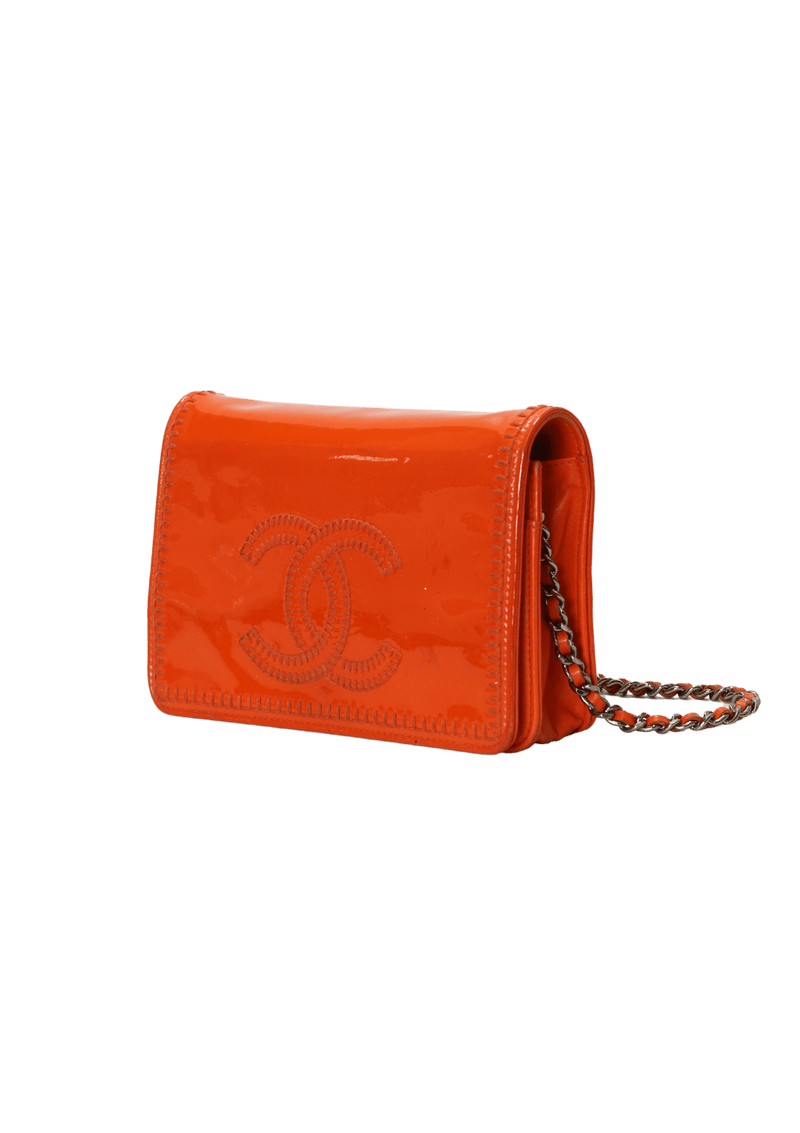 CC WALLET ON CHAIN PATENT LEATHER