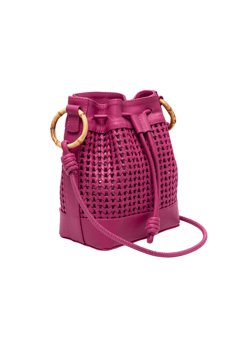 BOLSA BUCKET EM TRESSÊ