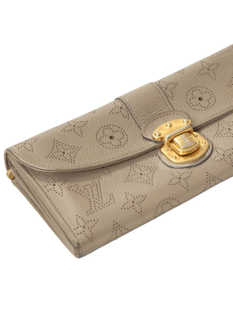 MONOGRAM MAHINA TAUPE CLUTCH