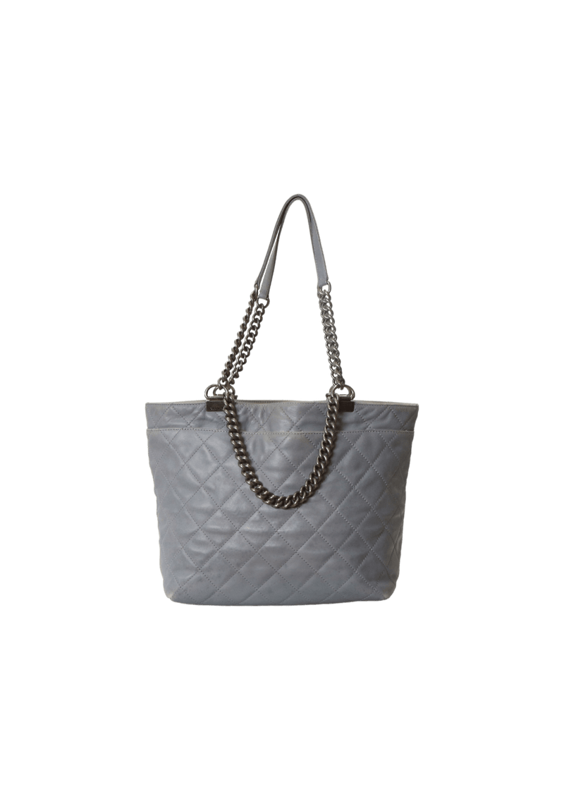 SHOPPING IN CHAINS TOTE BAG