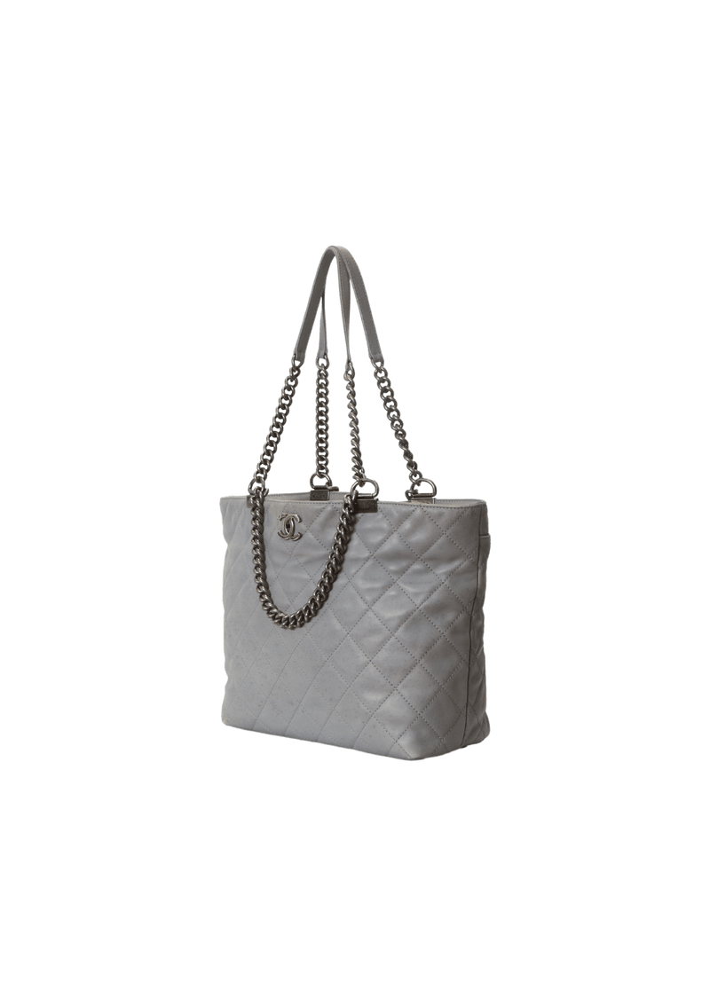 SHOPPING IN CHAINS TOTE BAG