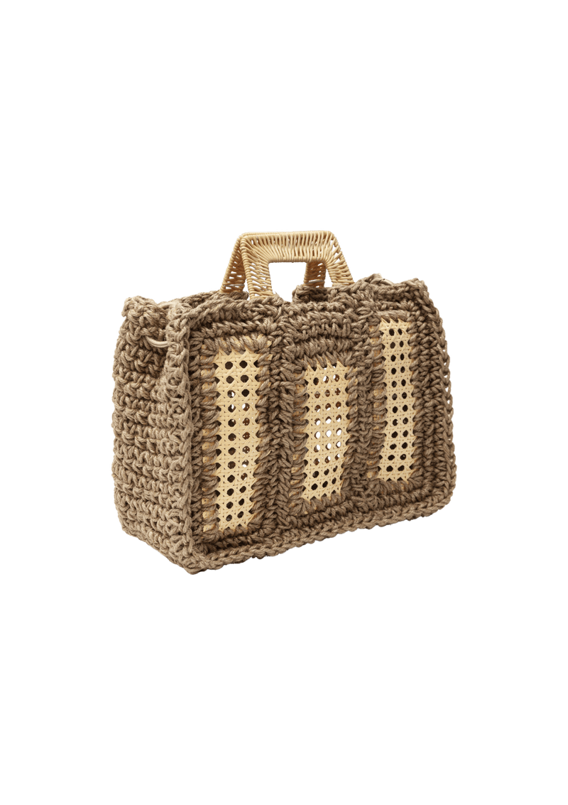 BOLSA EM CROCHÊ DE SISAL E ALÇA DE RATTAN