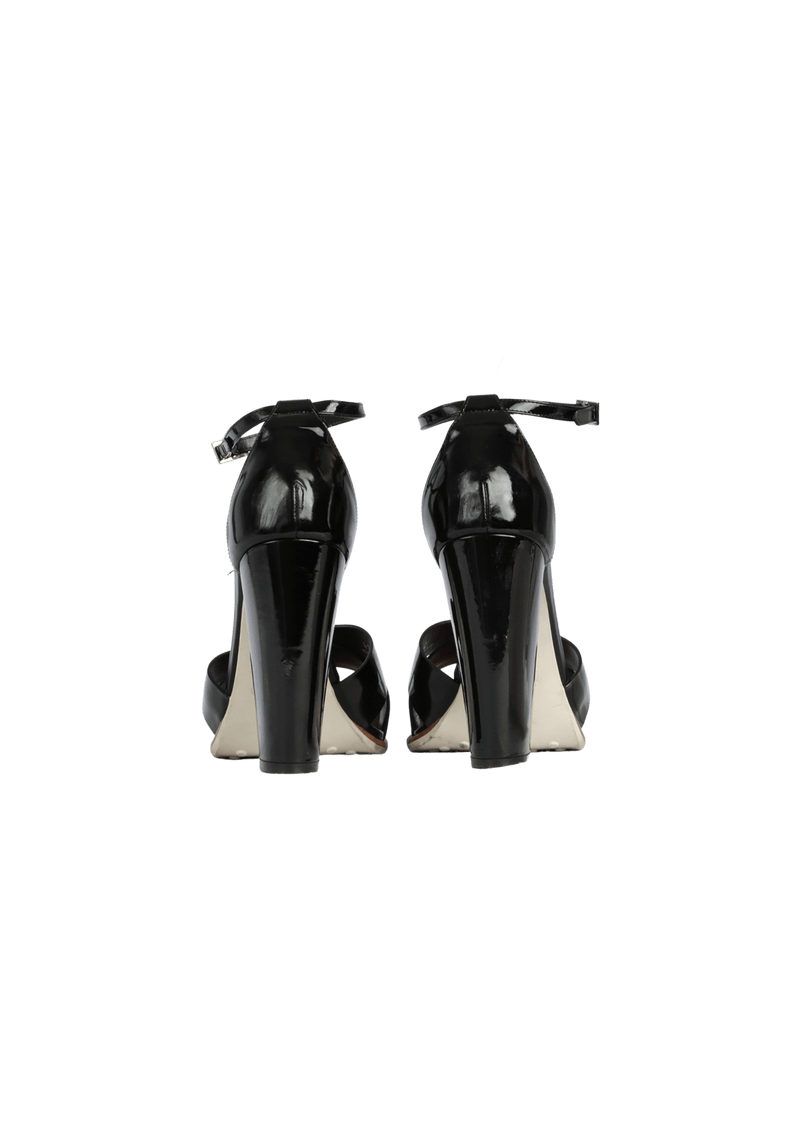 PATENT LEATHER SANDALS 40