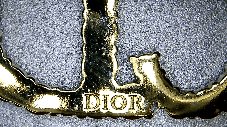 Broche Christian Dior Logo Pearl Brooch Dourado Original – Gringa Broche Christian Dior Logo Pearl Brooch Dourado Original – Gringa